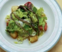 ensalada templada de verduras, anchoas y boquerones con melon y sandia